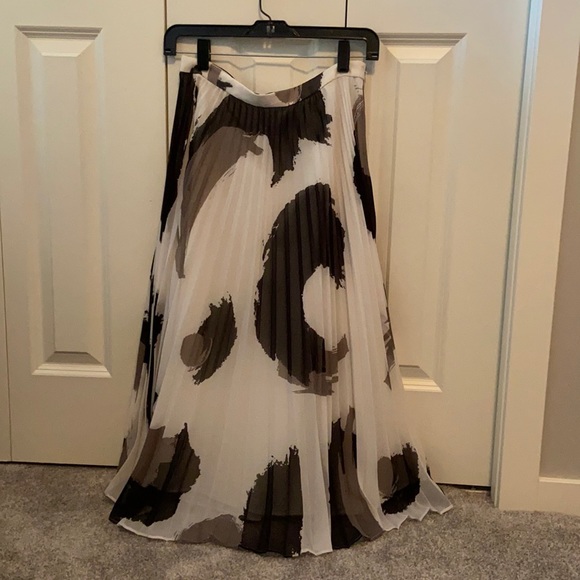 Banana Republic Dresses & Skirts - Banana Republic pleated midi skirt
